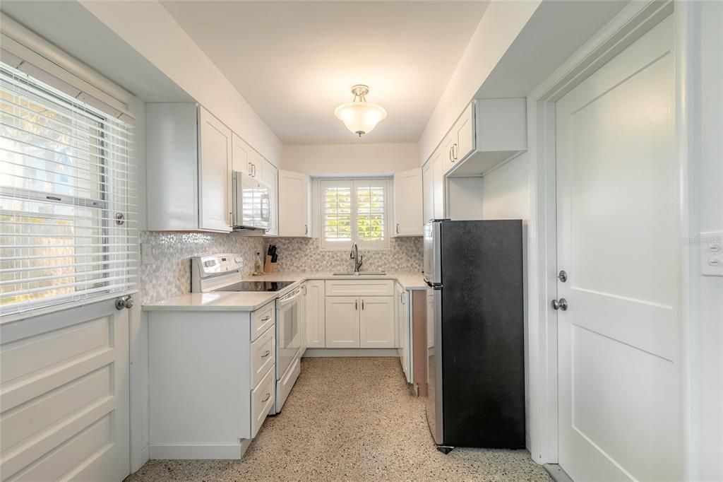 待售: $349,900 (2 贝兹, 1 浴室, 840 平方英尺)