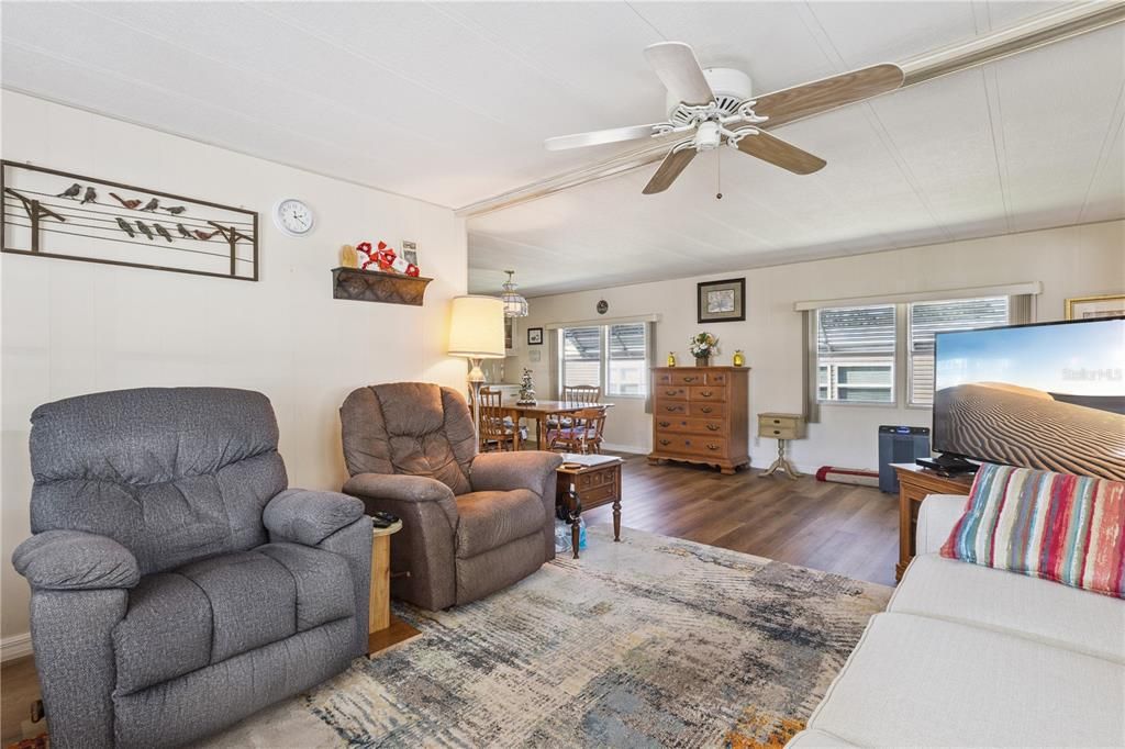 For Sale: $142,500 (2 beds, 2 baths, 1370 Square Feet)