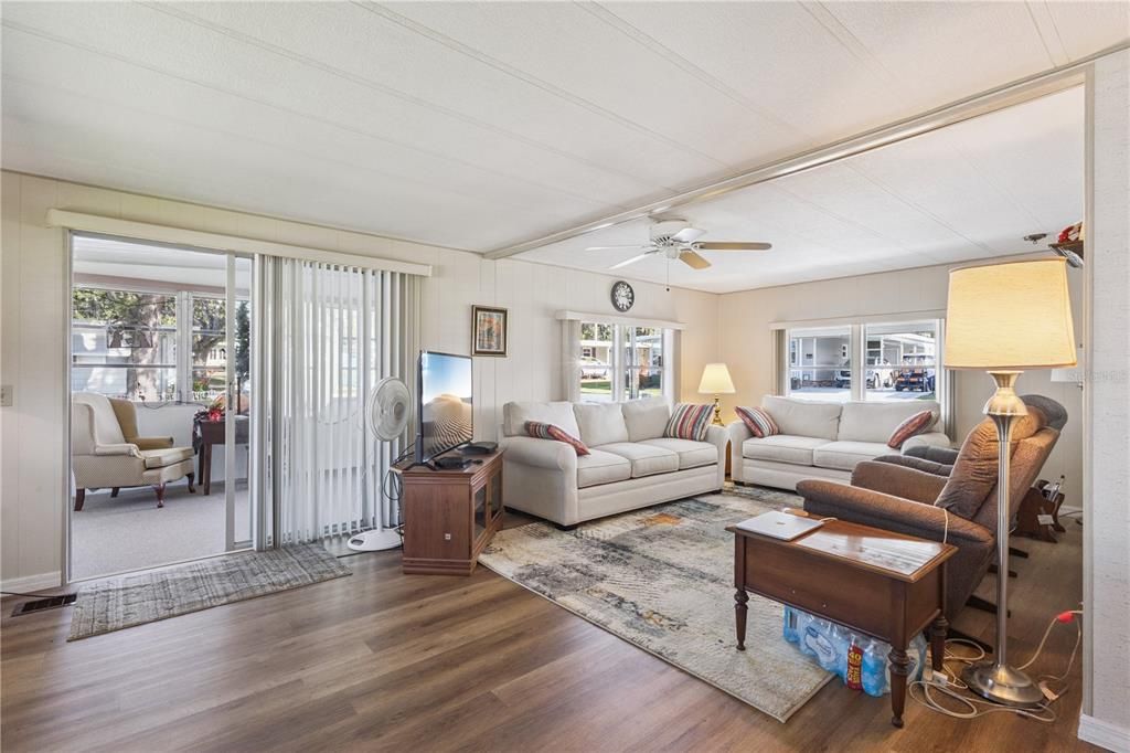 For Sale: $142,500 (2 beds, 2 baths, 1370 Square Feet)