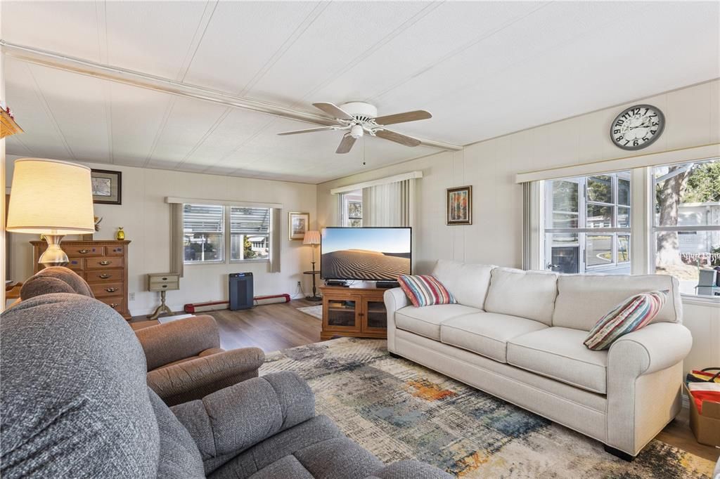 For Sale: $142,500 (2 beds, 2 baths, 1370 Square Feet)