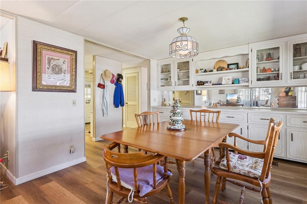 For Sale: $142,500 (2 beds, 2 baths, 1370 Square Feet)