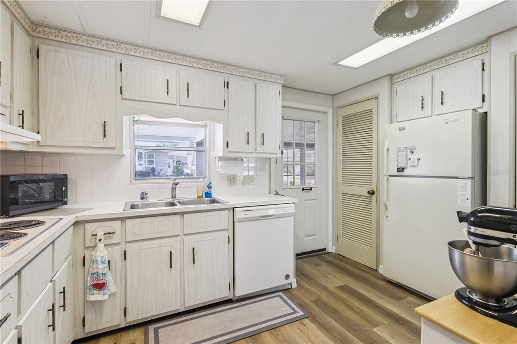 For Sale: $142,500 (2 beds, 2 baths, 1370 Square Feet)