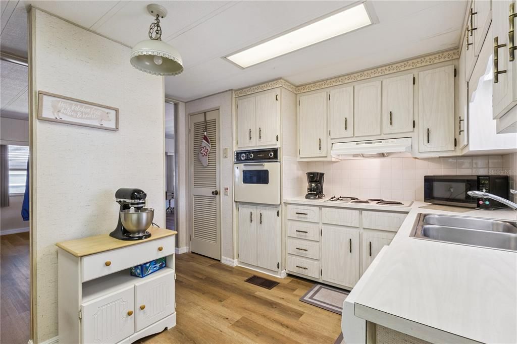 For Sale: $142,500 (2 beds, 2 baths, 1370 Square Feet)