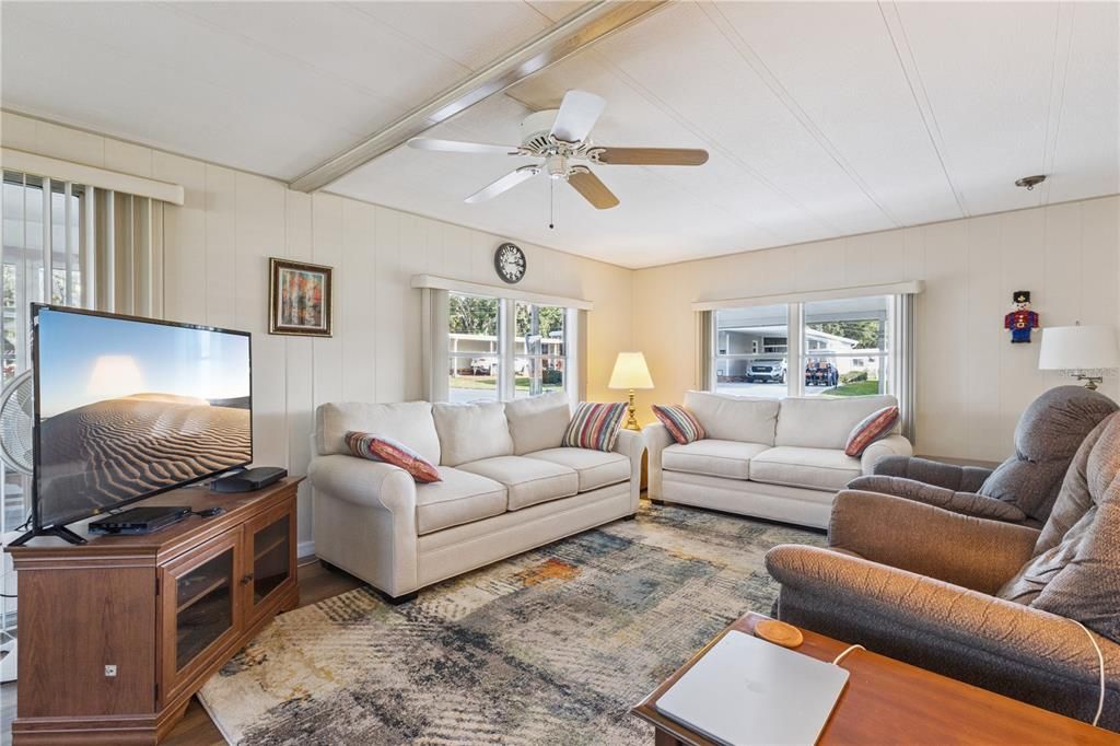 For Sale: $142,500 (2 beds, 2 baths, 1370 Square Feet)