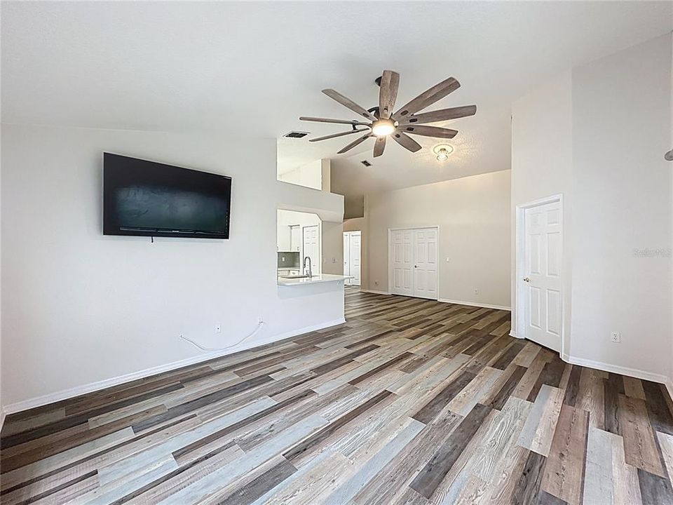 For Sale: $365,000 (2 beds, 2 baths, 1422 Square Feet)