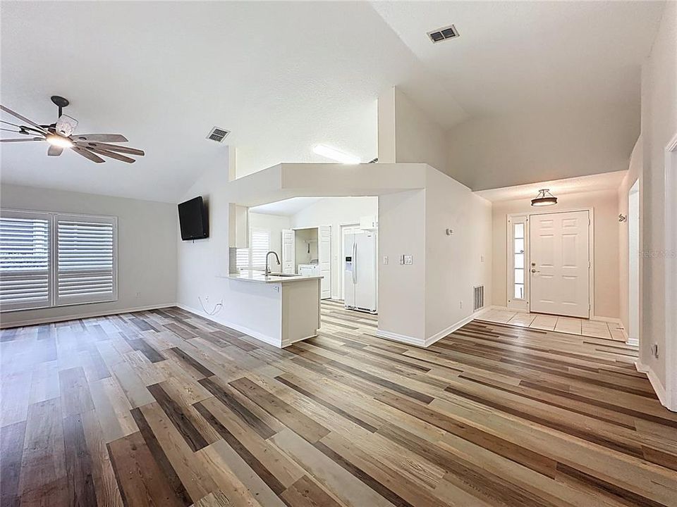 For Sale: $365,000 (2 beds, 2 baths, 1422 Square Feet)