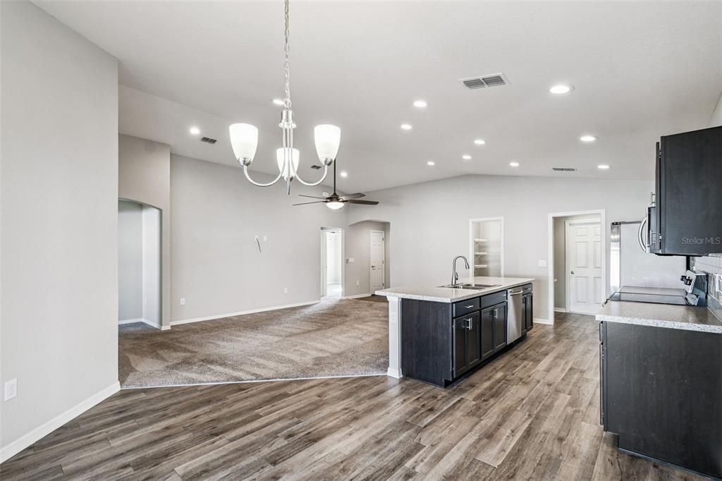 For Sale: $325,000 (3 beds, 2 baths, 1546 Square Feet)