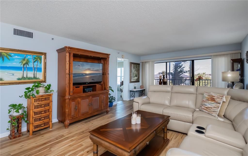 For Sale: $700,000 (2 beds, 2 baths, 1367 Square Feet)