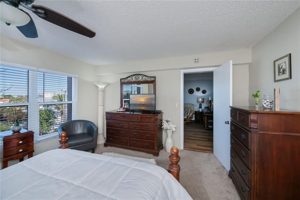 For Sale: $700,000 (2 beds, 2 baths, 1367 Square Feet)