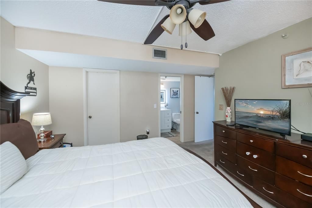 For Sale: $700,000 (2 beds, 2 baths, 1367 Square Feet)