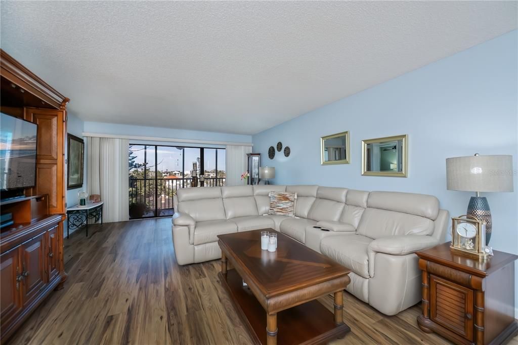 For Sale: $700,000 (2 beds, 2 baths, 1367 Square Feet)