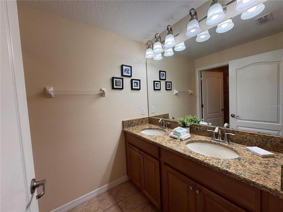 En Renta: $2,400 (4 camas, 3 baños, 1902 Pies cuadrados)