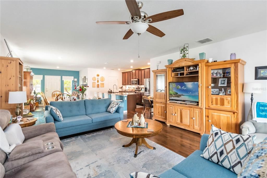 For Sale: $399,900 (4 beds, 2 baths, 1971 Square Feet)