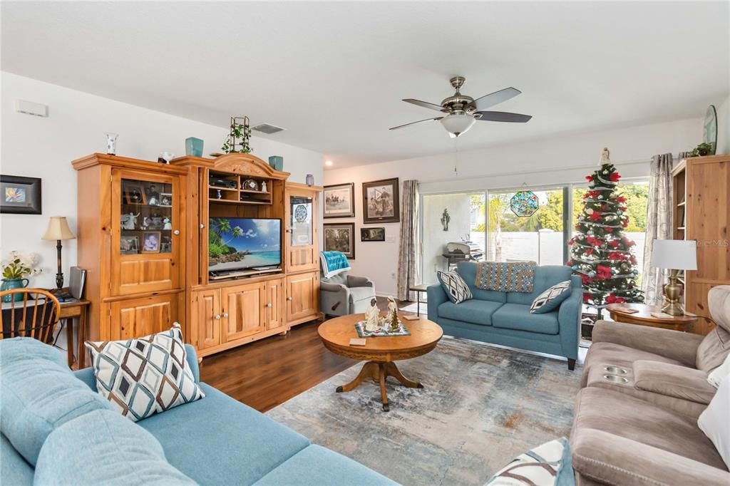 For Sale: $399,900 (4 beds, 2 baths, 1971 Square Feet)