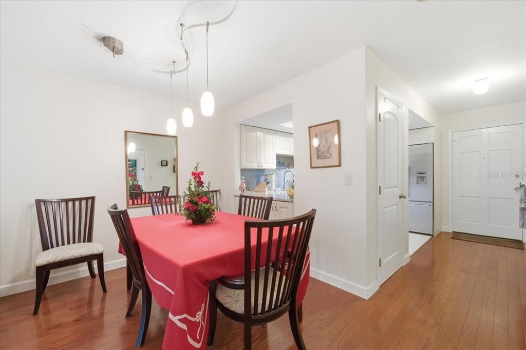 For Sale: $135,000 (2 beds, 1 baths, 965 Square Feet)