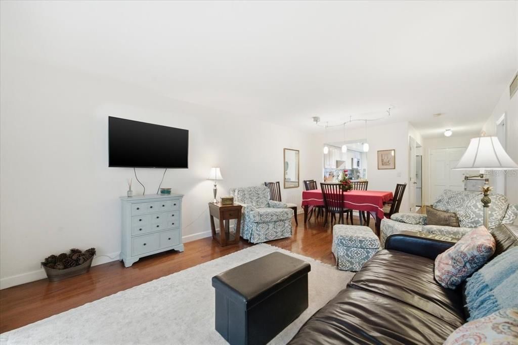 For Sale: $135,000 (2 beds, 1 baths, 965 Square Feet)