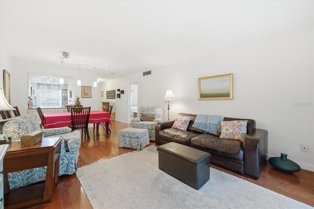 For Sale: $135,000 (2 beds, 1 baths, 965 Square Feet)