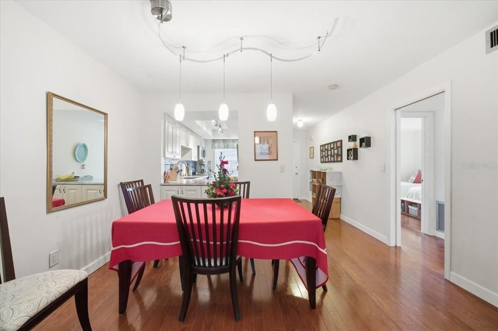 For Sale: $135,000 (2 beds, 1 baths, 965 Square Feet)