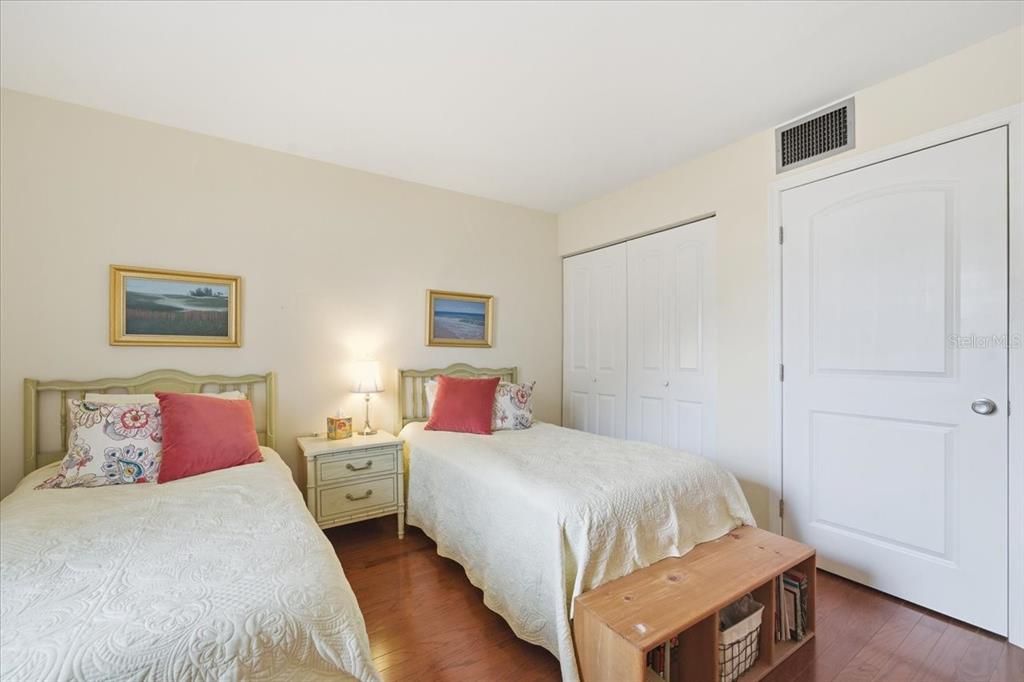 For Sale: $135,000 (2 beds, 1 baths, 965 Square Feet)