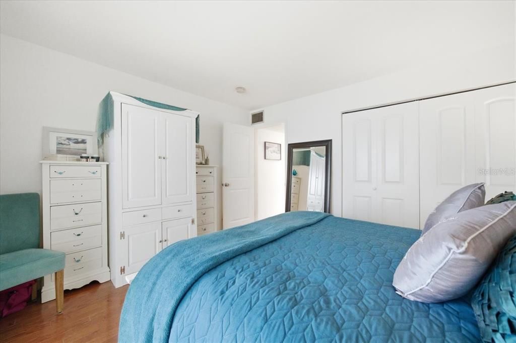 For Sale: $135,000 (2 beds, 1 baths, 965 Square Feet)