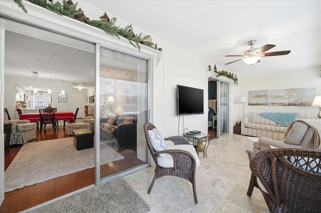 For Sale: $135,000 (2 beds, 1 baths, 965 Square Feet)