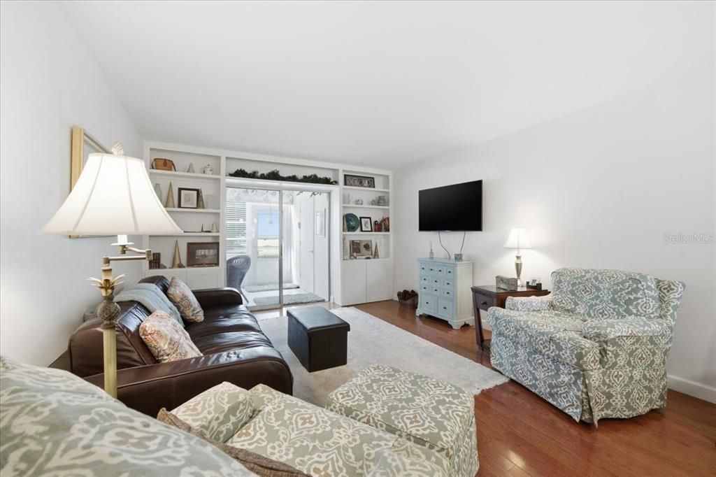 For Sale: $135,000 (2 beds, 1 baths, 965 Square Feet)