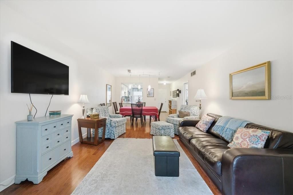 For Sale: $135,000 (2 beds, 1 baths, 965 Square Feet)