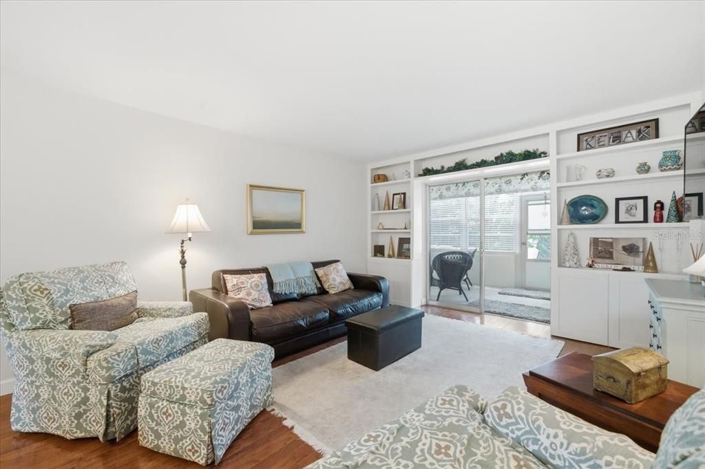 For Sale: $135,000 (2 beds, 1 baths, 965 Square Feet)