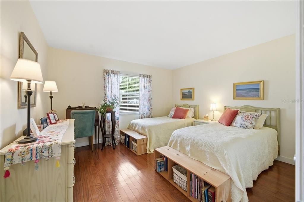 For Sale: $135,000 (2 beds, 1 baths, 965 Square Feet)