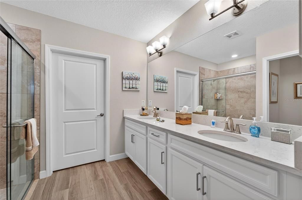 待售: $229,000 (2 贝兹, 2 浴室, 1406 平方英尺)