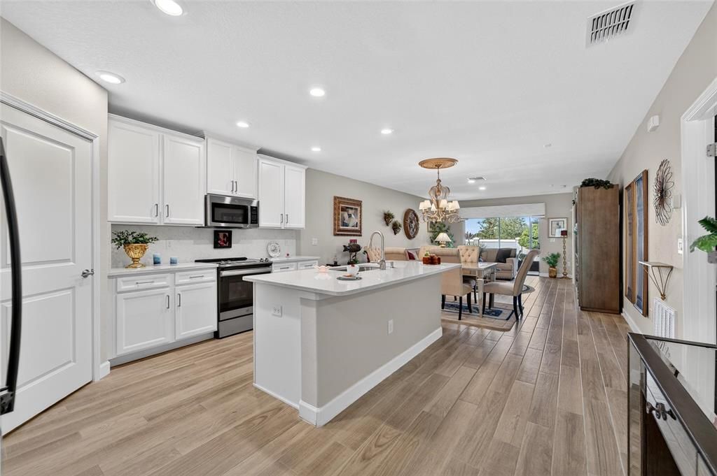 待售: $229,000 (2 贝兹, 2 浴室, 1406 平方英尺)