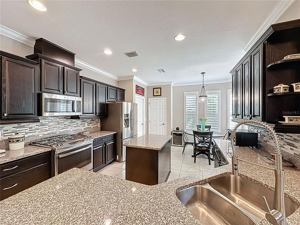 For Sale: $328,000 (2 beds, 2 baths, 1612 Square Feet)