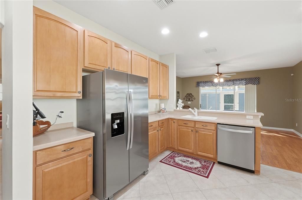 На продажу: $299,000 (2 спален, 2 ванн, 1935 Квадратных фут)