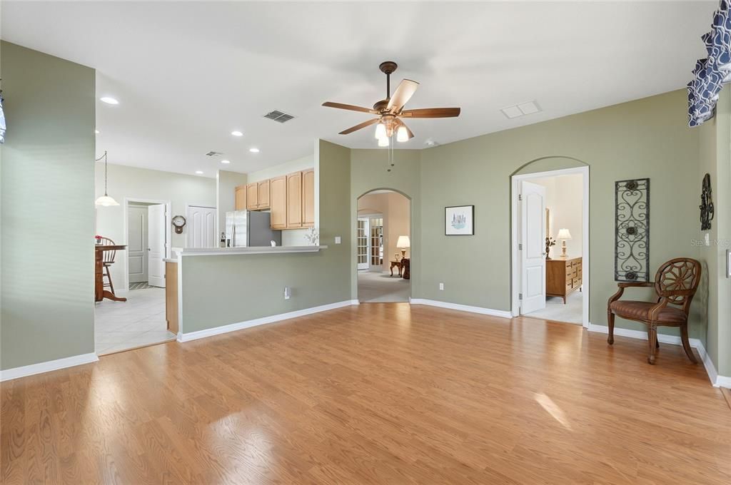 На продажу: $299,000 (2 спален, 2 ванн, 1935 Квадратных фут)