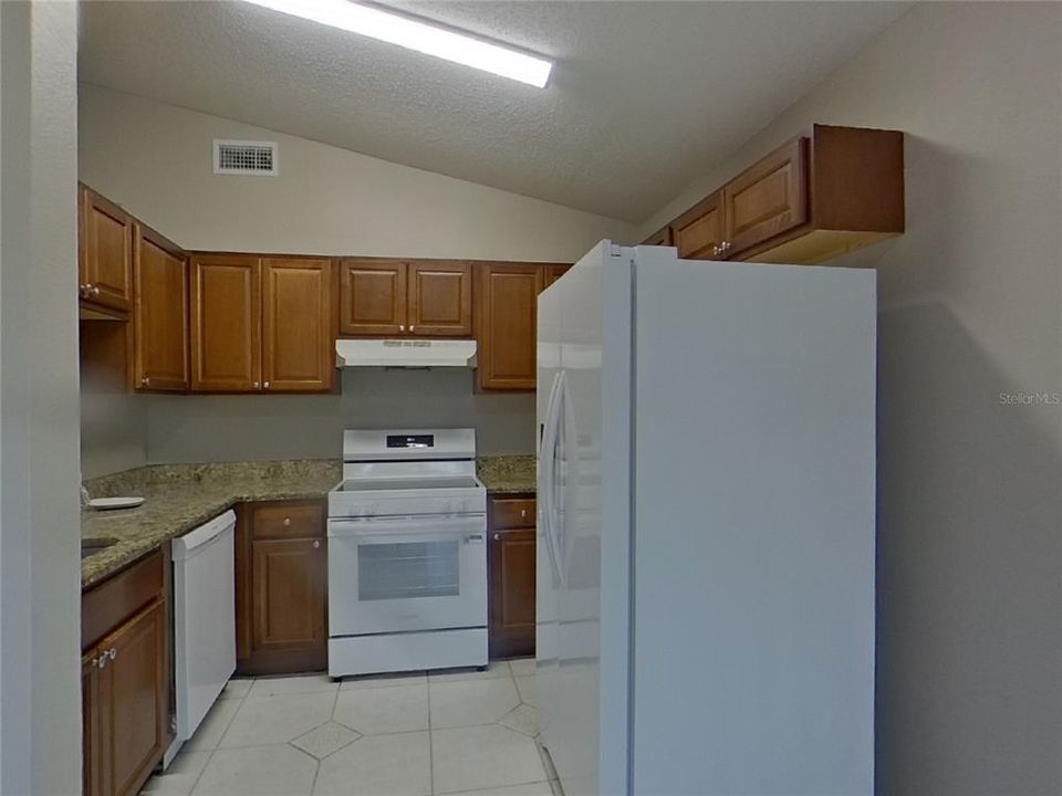 合同活跃: $2,049 (3 贝兹, 2 浴室, 1145 平方英尺)