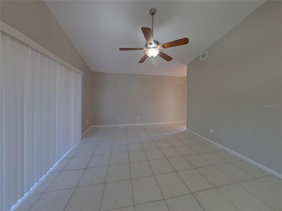 合同活跃: $2,049 (3 贝兹, 2 浴室, 1145 平方英尺)