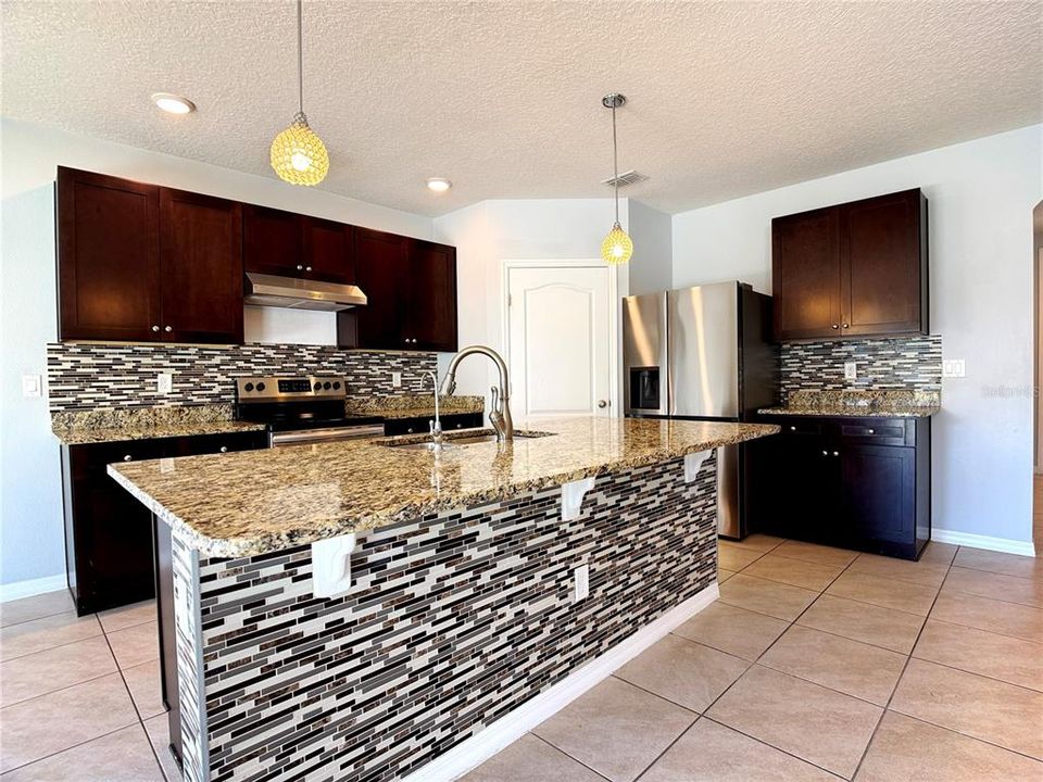 出租: $2,475 (5 贝兹, 3 浴室, 2577 平方英尺)