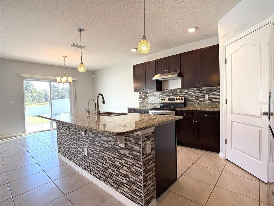 出租: $2,475 (5 贝兹, 3 浴室, 2577 平方英尺)