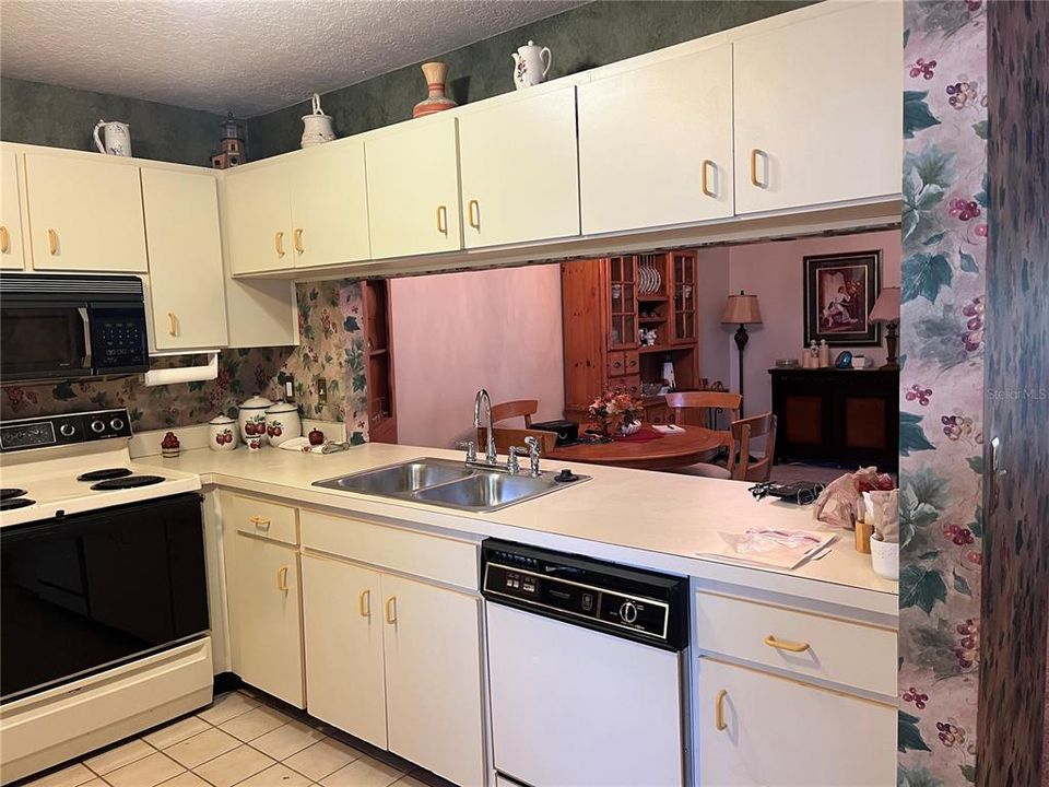 For Sale: $185,000 (2 beds, 2 baths, 1175 Square Feet)