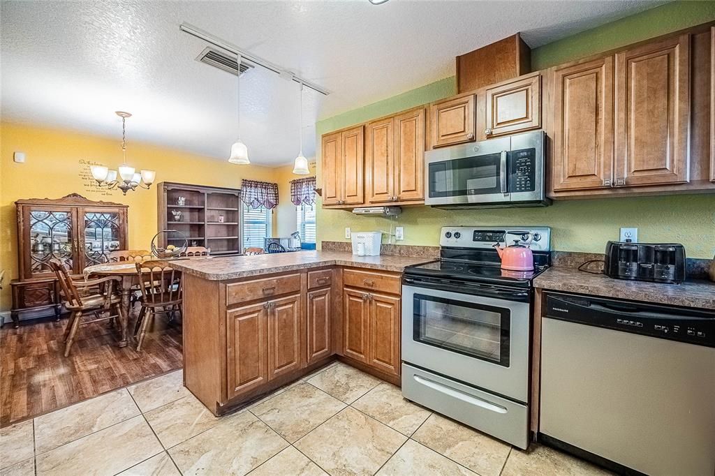 For Sale: $325,000 (3 beds, 2 baths, 1326 Square Feet)