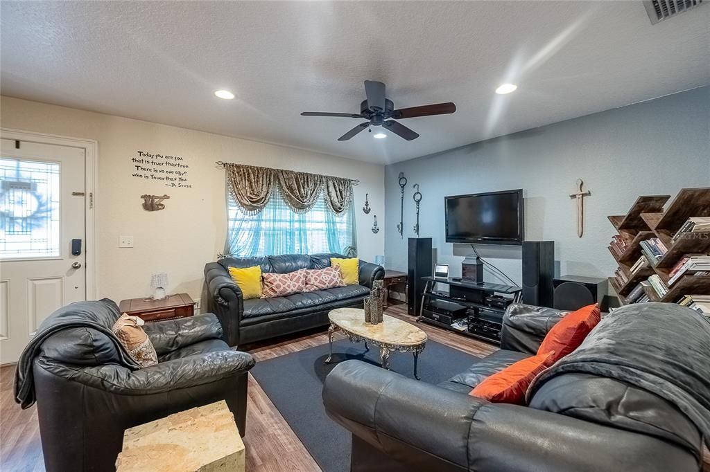 For Sale: $325,000 (3 beds, 2 baths, 1326 Square Feet)