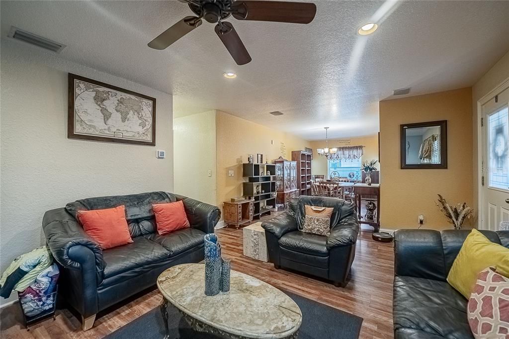 For Sale: $325,000 (3 beds, 2 baths, 1326 Square Feet)