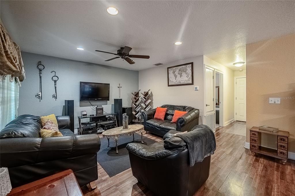 For Sale: $325,000 (3 beds, 2 baths, 1326 Square Feet)