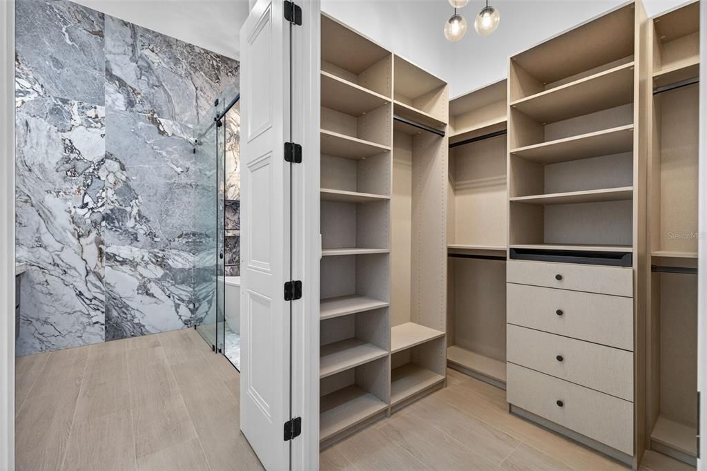 En Venta: $1,749,900 (4 camas, 4 baños, 2700 Pies cuadrados)