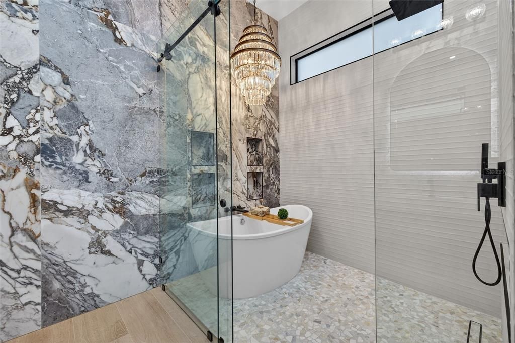 En Venta: $1,749,900 (4 camas, 4 baños, 2700 Pies cuadrados)