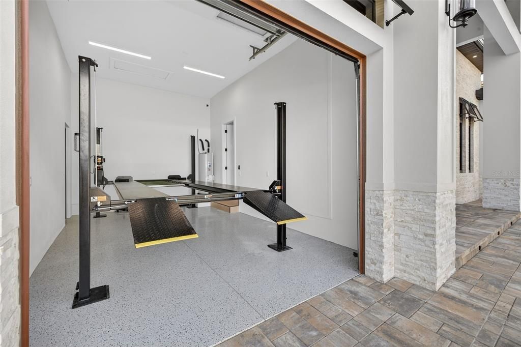 En Venta: $1,749,900 (4 camas, 4 baños, 2700 Pies cuadrados)