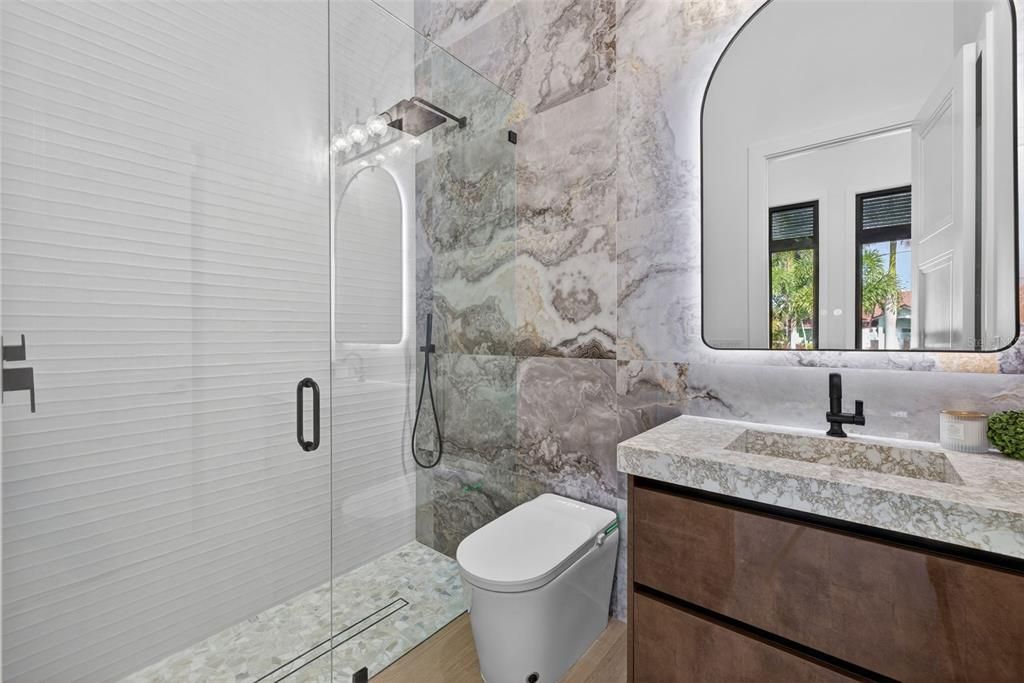 En Venta: $1,749,900 (4 camas, 4 baños, 2700 Pies cuadrados)