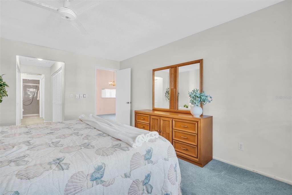 For Sale: $349,900 (2 beds, 2 baths, 1332 Square Feet)