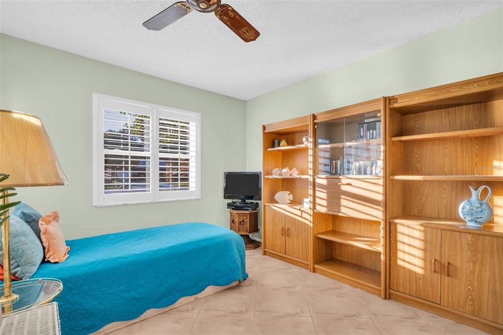 For Sale: $349,900 (2 beds, 2 baths, 1332 Square Feet)