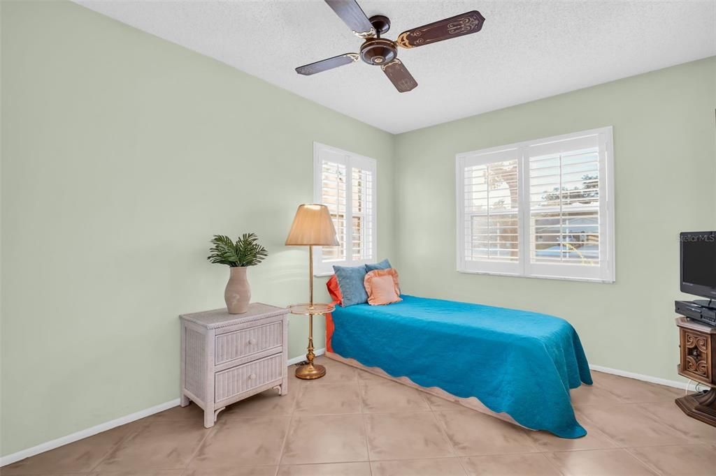 For Sale: $349,900 (2 beds, 2 baths, 1332 Square Feet)